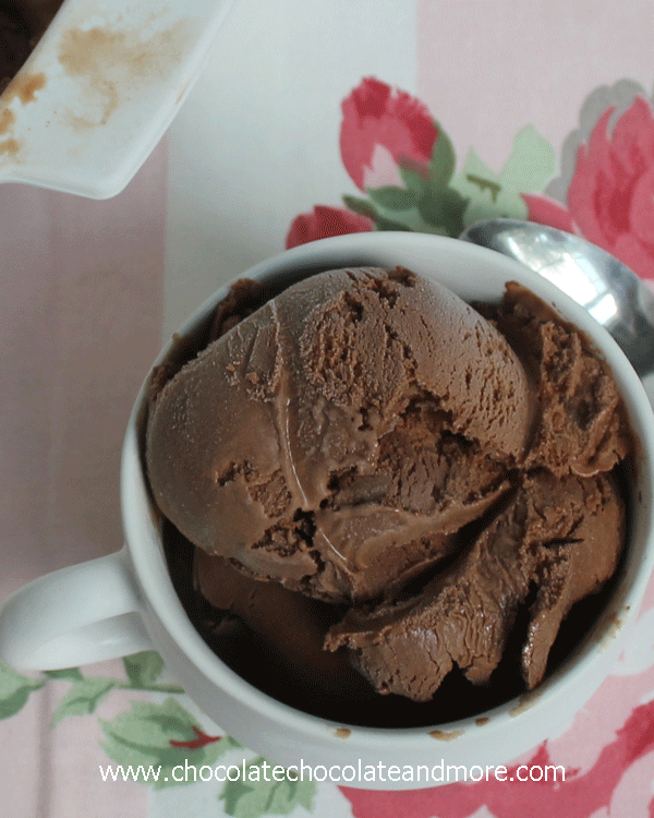 w-Rich-Creamy-Chocolate-Ice-Cream-made-with-a-custard-base02c