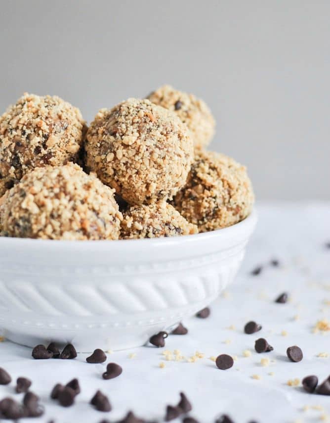 50 Easy to Make Breakfast Recipes: Quick + Easy No Bake Oatmeal Peanut Butter Bites