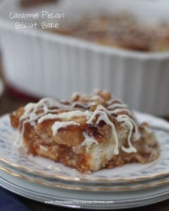  Caramel Pecan Biscuit Bake-Bare noen få minutter å forberede, en kjeks base toppet med en karamell pecan topping og en kremost glasur!