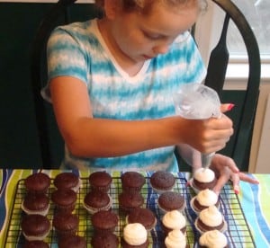 Midnight Mint Chocolate Cupcakes-kids decorating