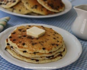 チョコレートチップパンケーキ-いくつかの簡単な成分は、おいしい朝食の御馳走のためになります！