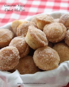  Muffins au beignet au sucre à la cannelle - la douceur d'un beignet en forme de muffin, recouvert de sucre à la cannelle.