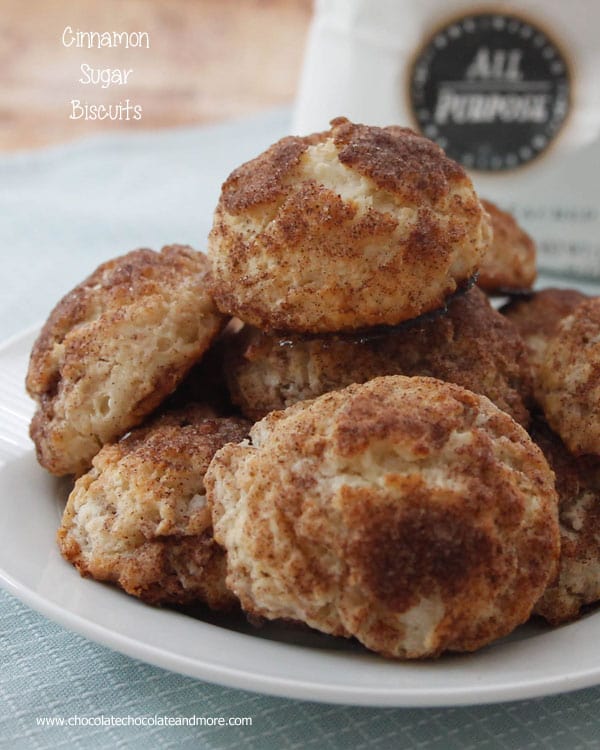  Cinnamon Sugar Biscuits-dessa droppkakor är lätta och fluffiga med kristalliserat kanelsocker på toppen och streck av kanelsocker inuti! 