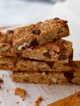 Peanut Butter Chocolate Chip Granola Bars-just a few ingredients in these simple to make bars will give you the energy to get through the day!