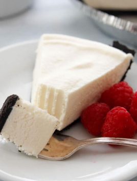 No-Bake White Chocolate Velvet Pie-smooth white chocolate filling nestled in an Oreo crust!