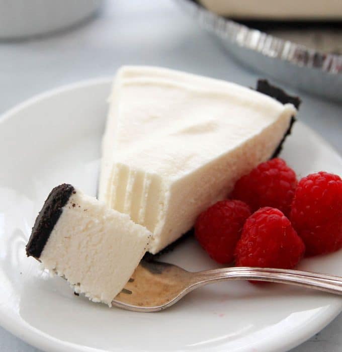 No-Bake White Chocolate Velvet Pie-smooth white chocolate filling nestled in an Oreo crust!