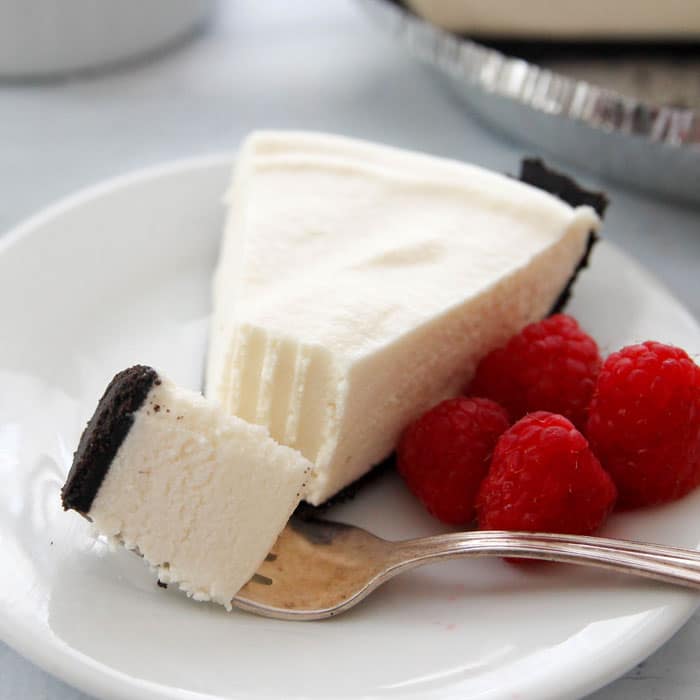 No-Bake White Chocolate Velvet Pie-smooth white chocolate filling nestled in an Oreo crust!