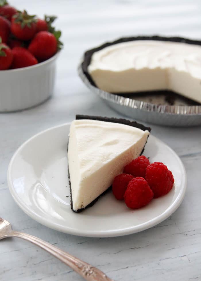 No-Bake White Chocolate Velvet Pie-smooth white chocolate filling nestled in an Oreo crust! 