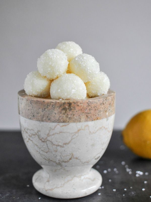 Sparkly White Chocolate Lemon Truffles by howsweeteats.com