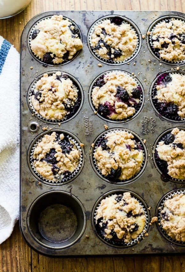 Blueberry Buttermilk Crumb Muffins by theclevercarrot.com
