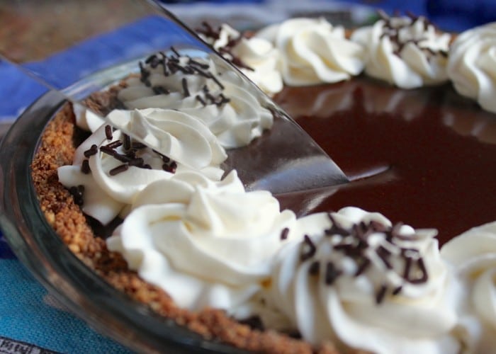 Chocolate-Banoffee-Pie-slicing-pie