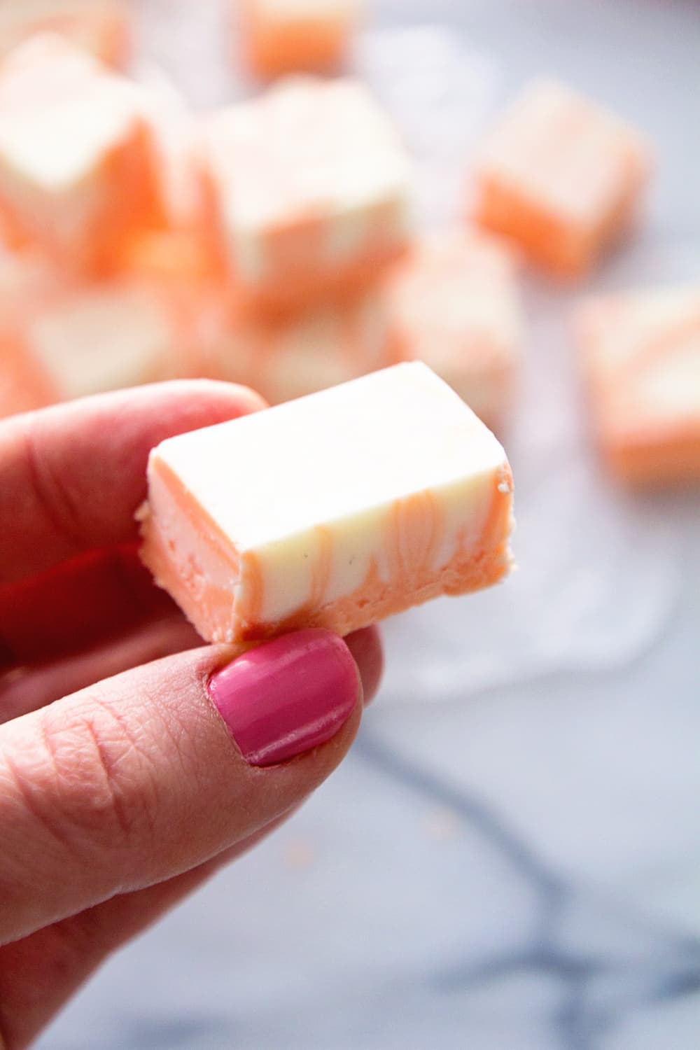 Easy Orange Creamsicle Fudge ~ This Fool Proof Fudge will have everyone thinking you slaved over it! Super Yksinkertainen, Sileä, Kermainen Toffee!
