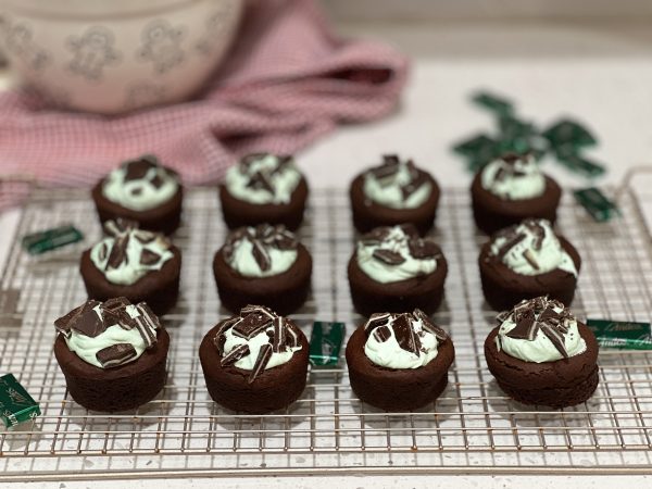 Grasshopper Pie Cookie Cups on a metal cooling rack 