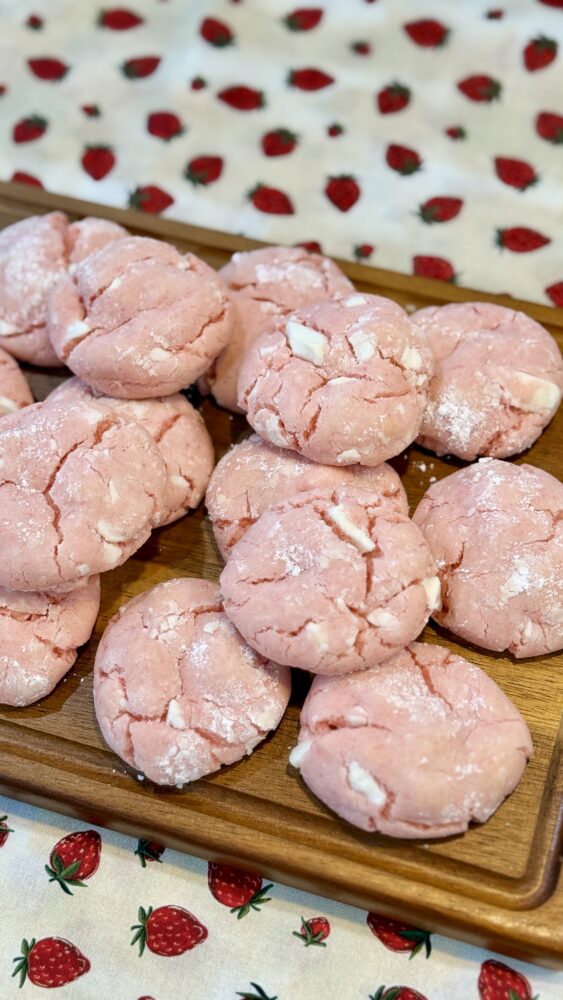 Strawberry White Chocolate Crinkle Cookies Strawberry White Chocolate Crinkle Cookies